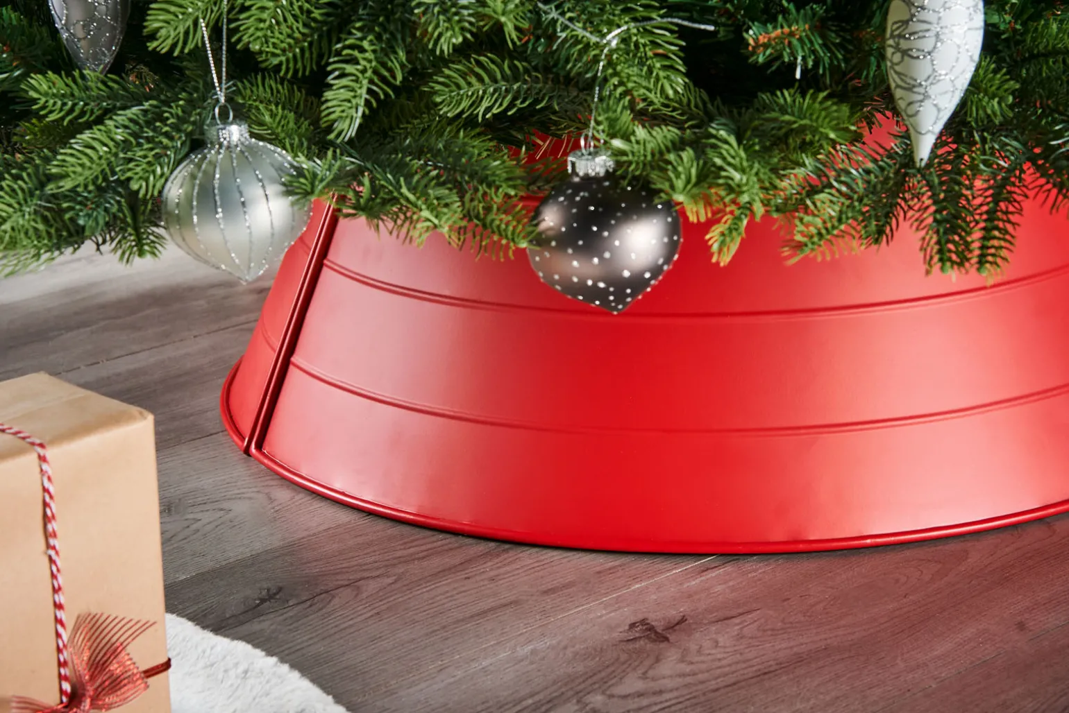 Matt Metal Tree Collar, Red, 66 Cm