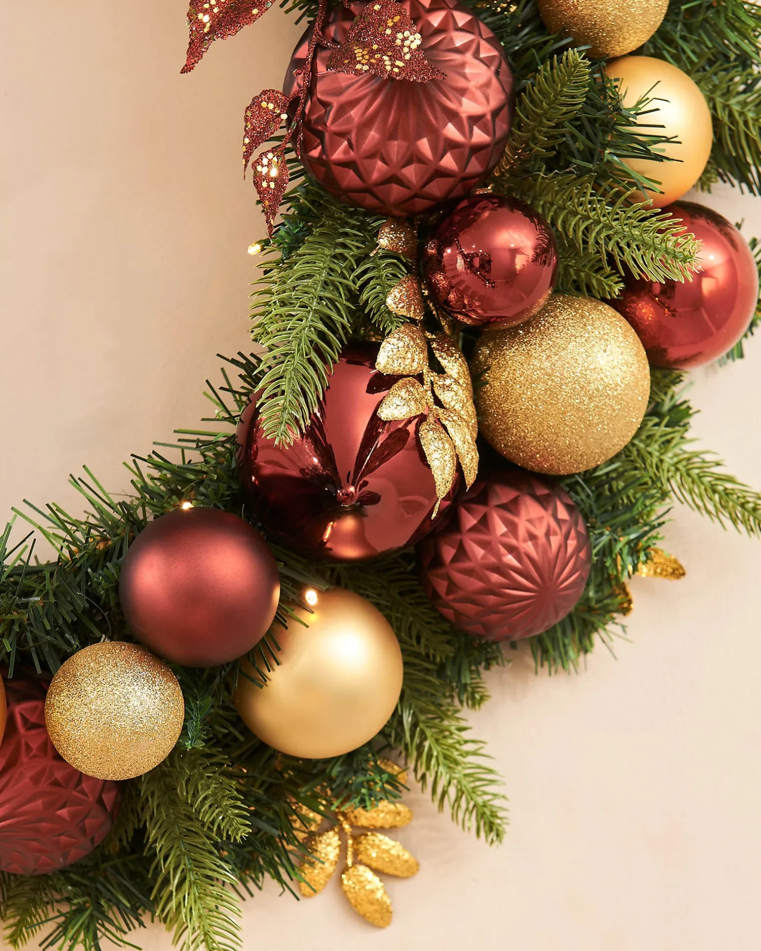 Pre-Lit Decorated Wreath, Burgundy/Gold, 76 Cm
