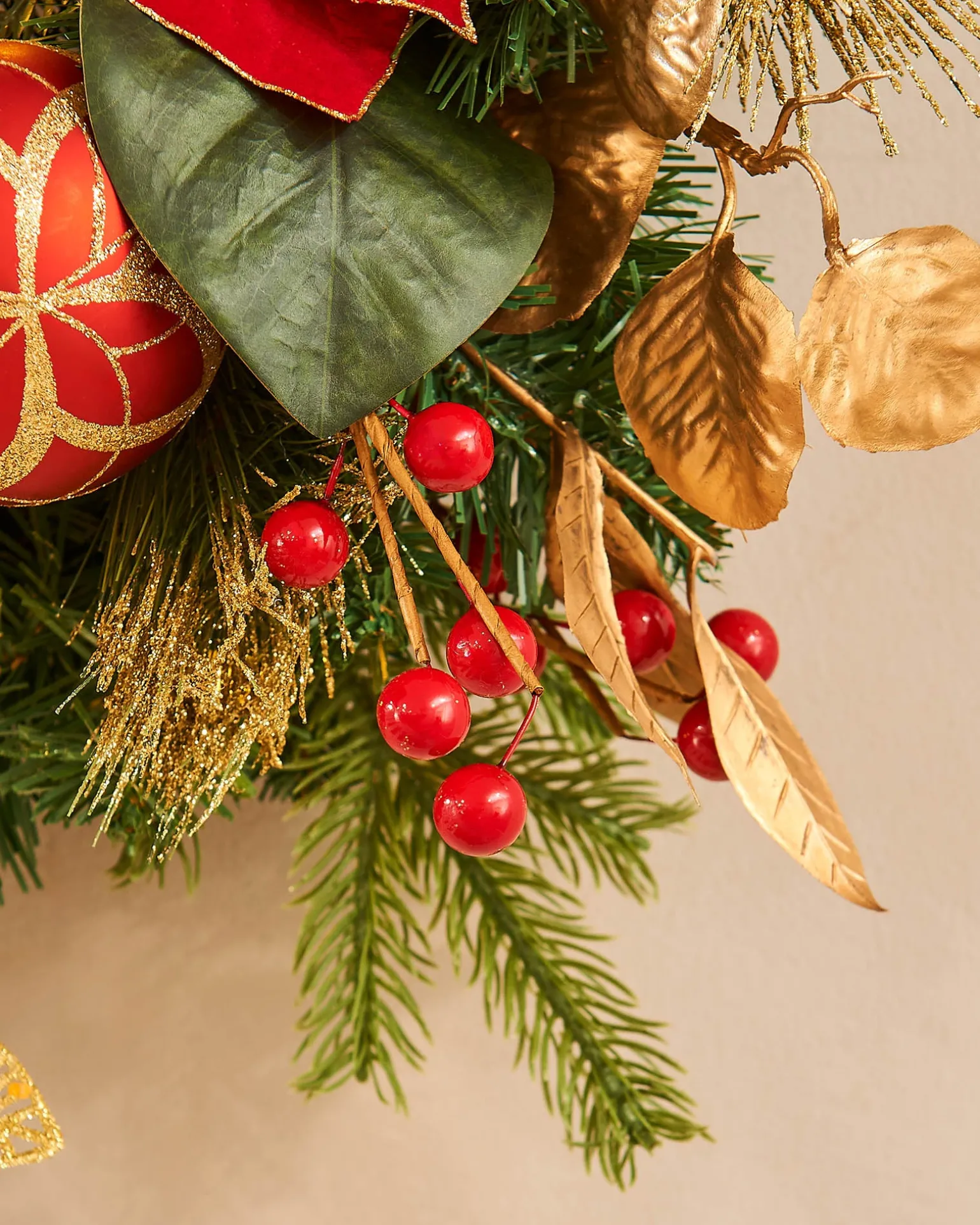 Pre-Lit Decorated Wreath, Red/Gold, 60 Cm