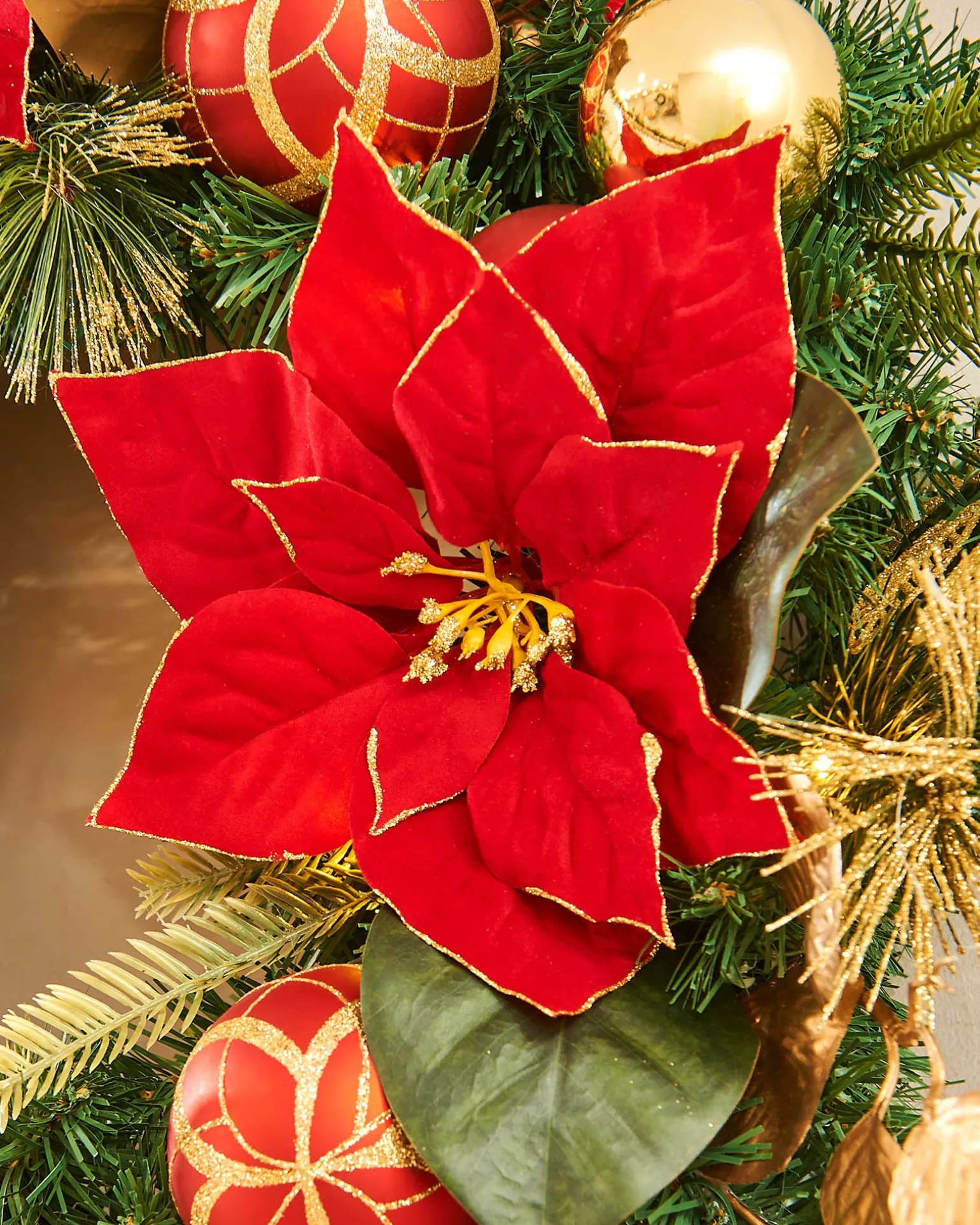 Pre-Lit Decorated Wreath, Red/Gold, 60 Cm