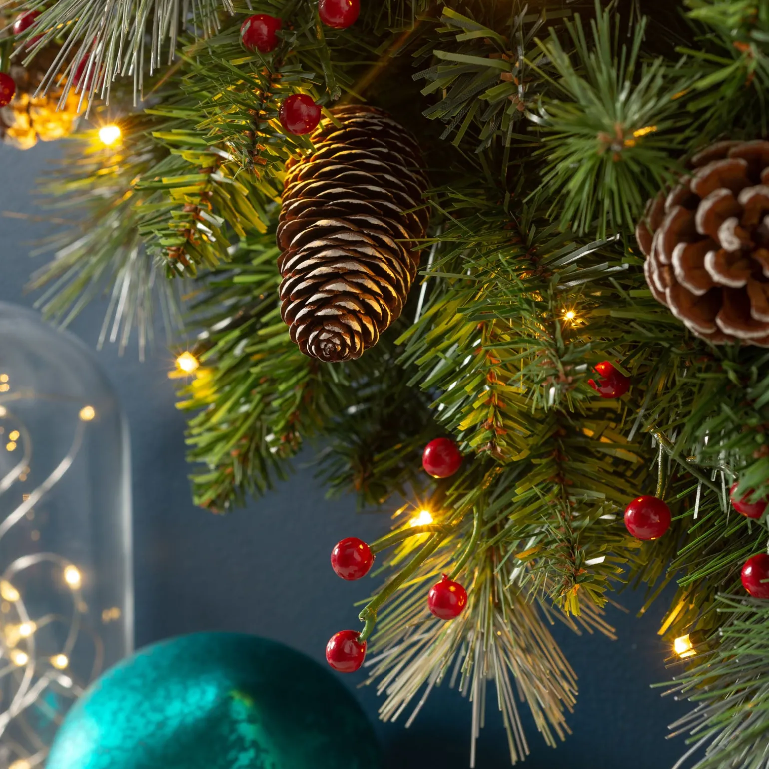 Pre-Lit Frosted Wreath, Pinecones & Berries, 60 Cm