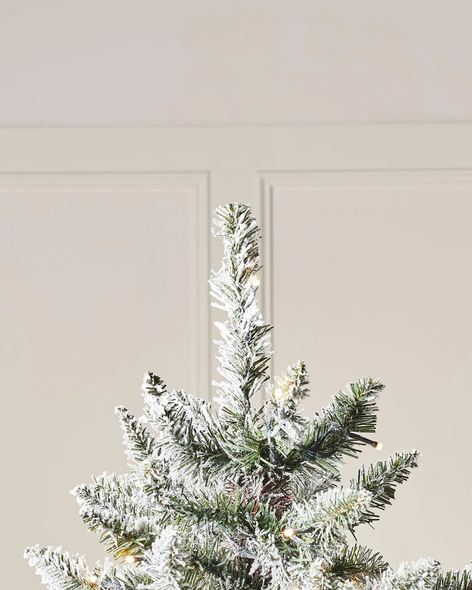Pre-Lit Full Bodied Snow Flocked Christmas Tree, 5 Ft