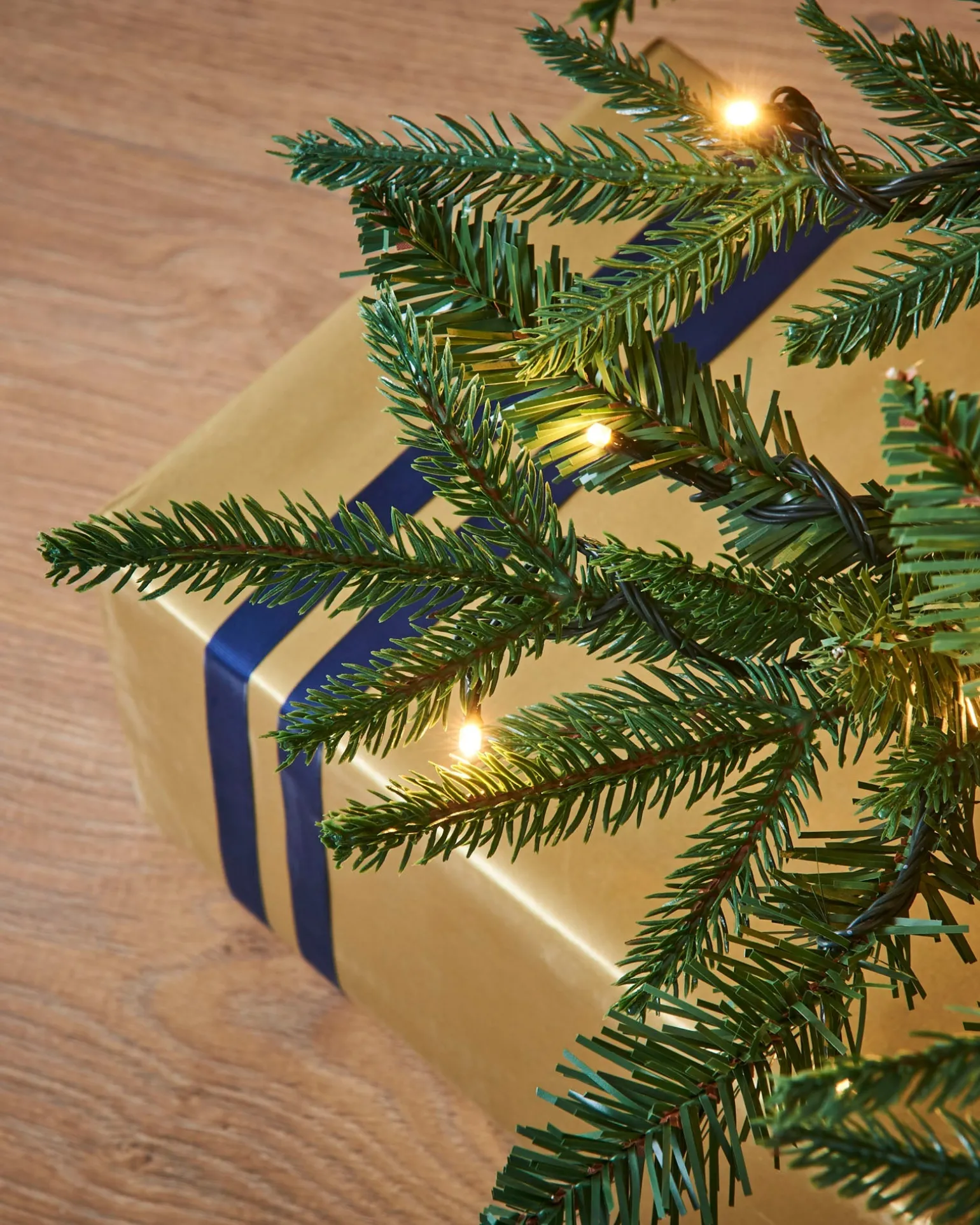 Pre-lit Grand Alaskan Fir Christmas Tree, 5 Ft