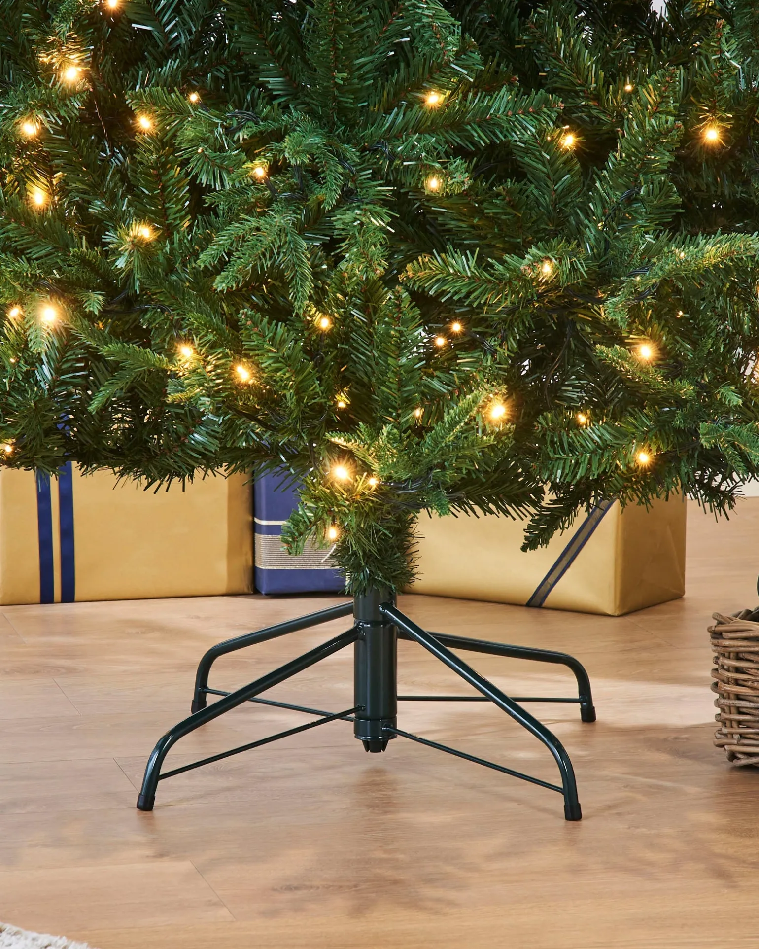 Pre-Lit Grand Alaskan Fir Christmas Tree, 7 Ft