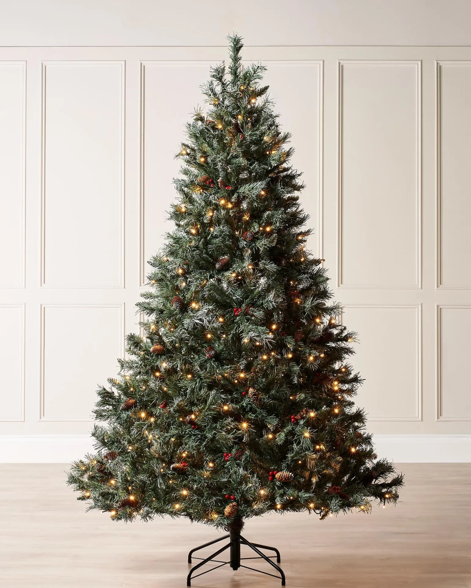 Pre-Lit Scandinavian Spruce Pinecones & Berries Christmas Tree, 5 Ft